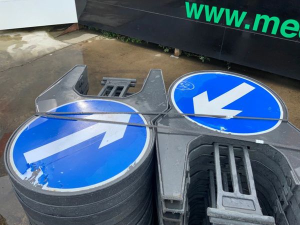 MELBA SWINTEX PLASTIC ROAD WORK SIGNS. 365587198