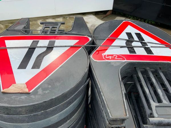 MELBA SWINTEX PLASTIC ROAD WORK SIGNS. 365587199