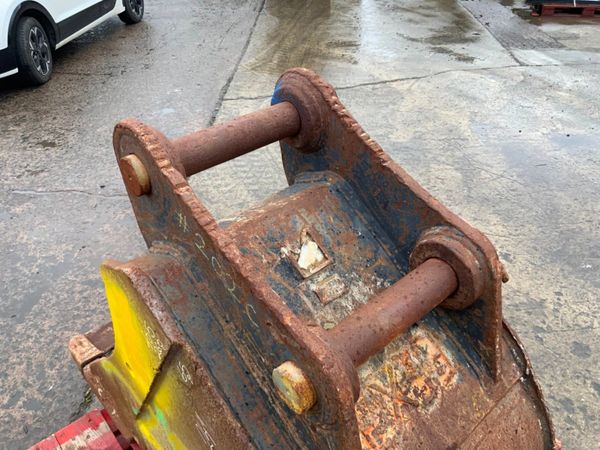 24" GEITH DIGGING BUCKET.......65mm PINS.......20 365649746