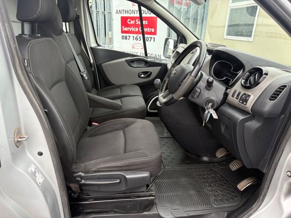 2019 Nissan NV300 365716578