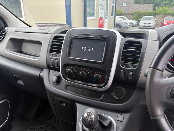 2019 Nissan NV300 365716579