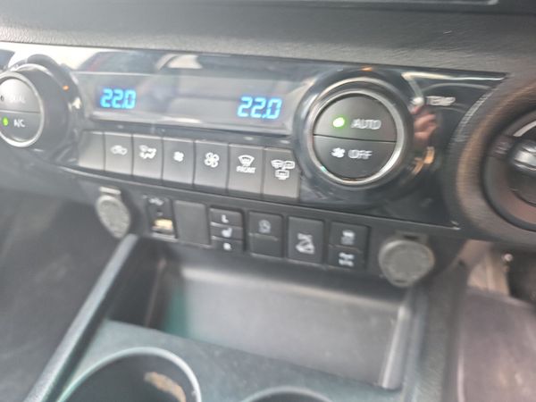 Toyota Hilux 2.8 D4D Invincible X Auto 365949808