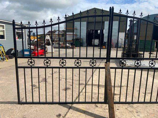 14ft DECORATIVE ENTRANCE GATES.......440. 365966694