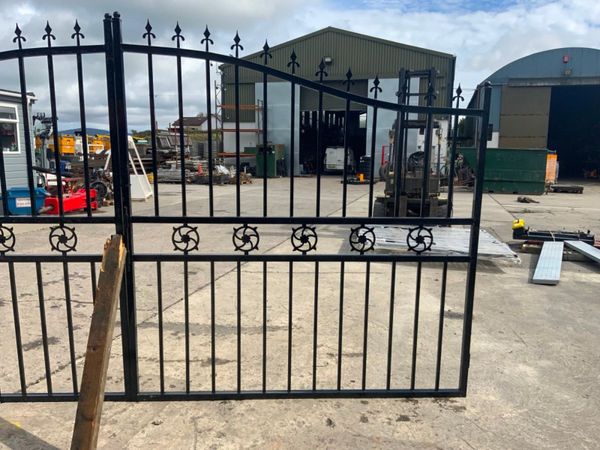 14ft DECORATIVE ENTRANCE GATES.......440. 365966695