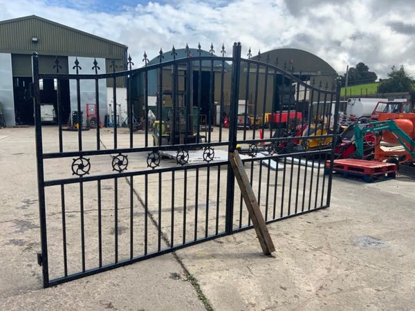 14ft DECORATIVE ENTRANCE GATES.......440. 365966696