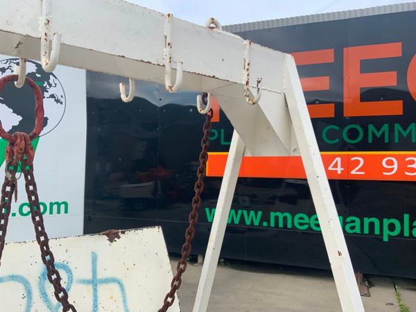 LIFTING CHAINS / TOOL STORAGE RACK ......4829. 365961002