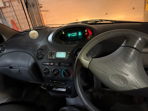 Toyota Yaris 366446383