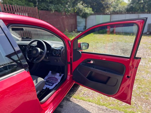 Volkswagen up! 2015 366440761