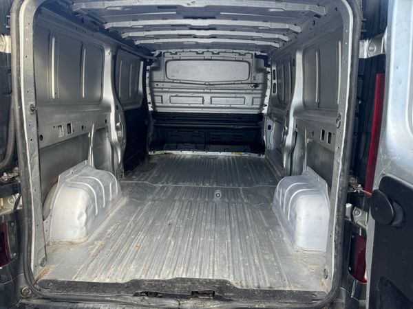2019 Nissan NV300 366551956
