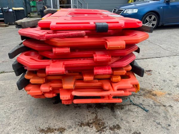 14 No : PEDESTRIAN SAFETY BARRIERS.........#014.. 366595808