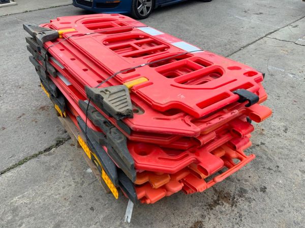 14 No : PEDESTRIAN SAFETY BARRIERS.........#014.. 366595809