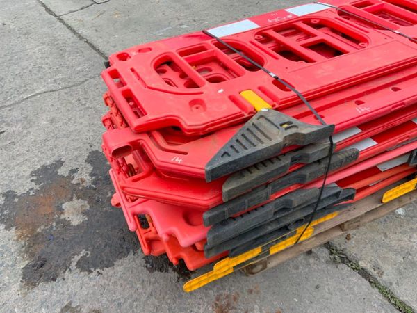 14 No : PEDESTRIAN SAFETY BARRIERS.........#014.. 366595811
