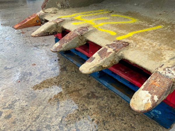 48" GEITH DIGGING BUCKET......65mm PINS....1421. 366793337