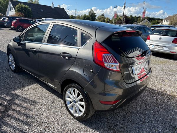 17 Ford Fiesta titanium 366903549