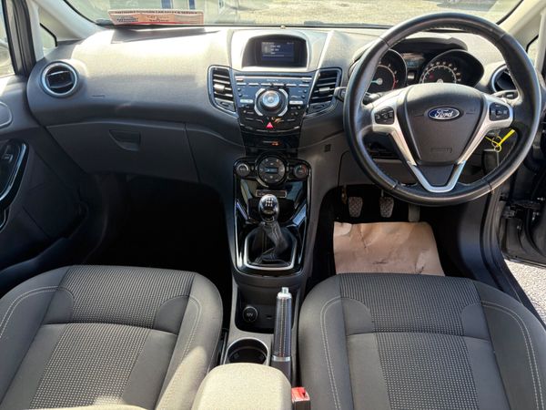 17 Ford Fiesta titanium 366903555