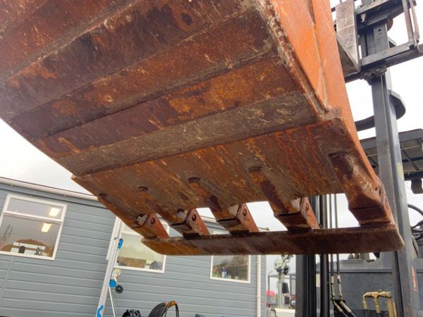 48" VOLVO DIGGING BUCKET.....100mm PINS......1516. 367174491