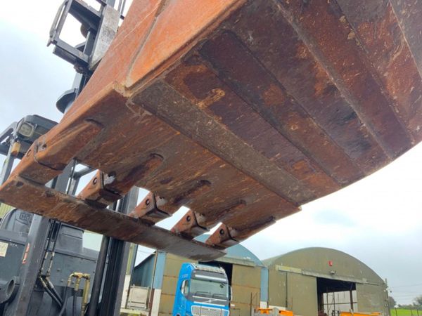 48" VOLVO DIGGING BUCKET.....100mm PINS......1516. 367174492