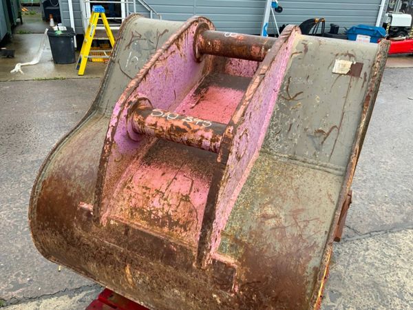 48" VOLVO DIGGING BUCKET.....100mm PINS......1516. 367174506