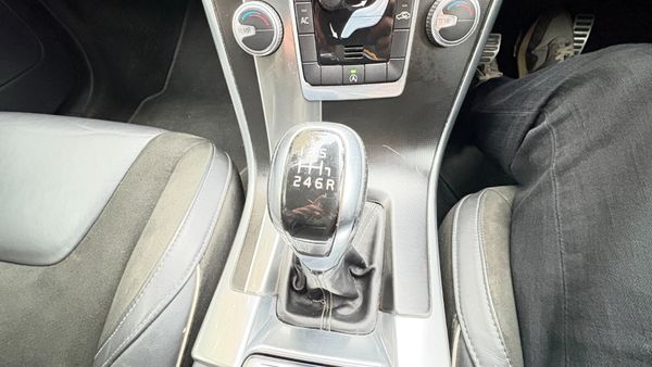 Volvo XC60 2.0 R-DESIGN D4 181BHP 5DR 367338861