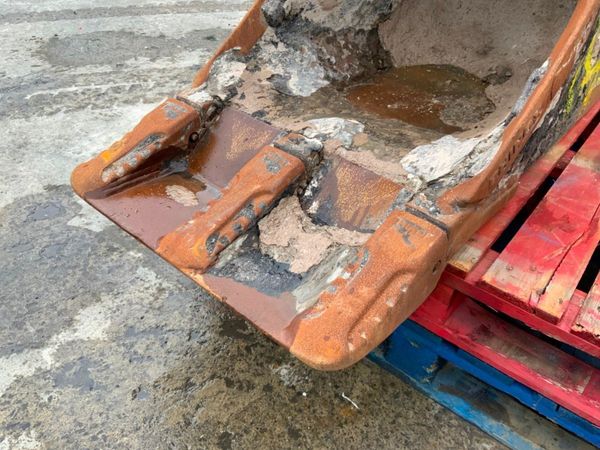 24" RHINOX DIGGING BUCKET....65mm PINS....1424t. 367625147