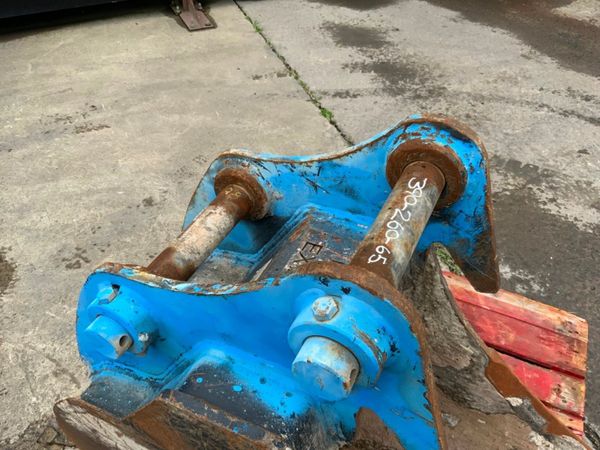 24" RHINOX DIGGING BUCKET....65mm PINS....1424t. 367625140