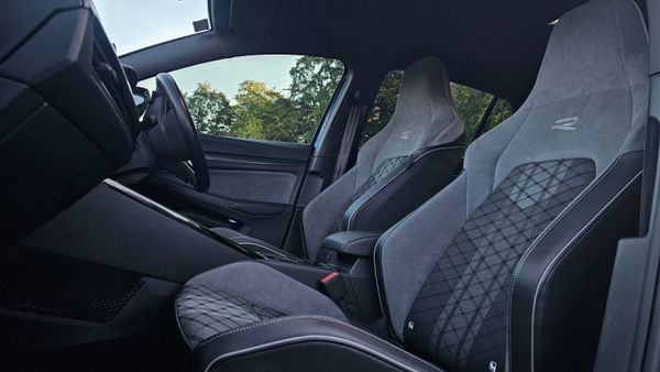 🔥 2023 Volkswagen Golf  1.5 eTSI R-Line Automatic 368065850