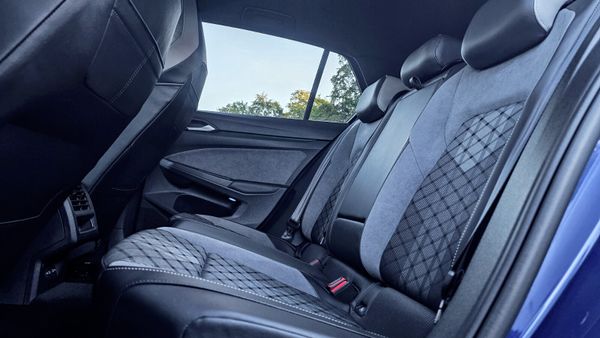 🔥 2023 Volkswagen Golf  1.5 eTSI R-Line Automatic 368065851