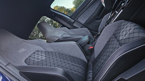 🔥 2023 Volkswagen Golf  1.5 eTSI R-Line Automatic 368065862