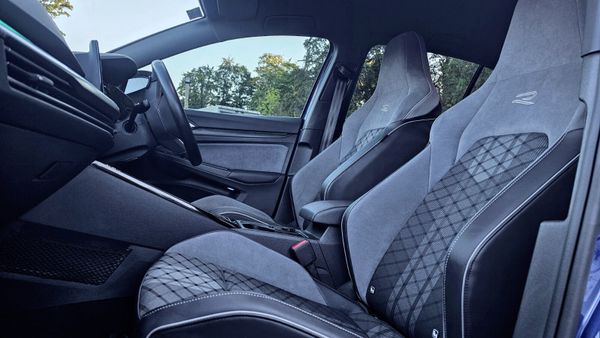 🔥 2023 Volkswagen Golf  1.5 eTSI R-Line Automatic 368065872