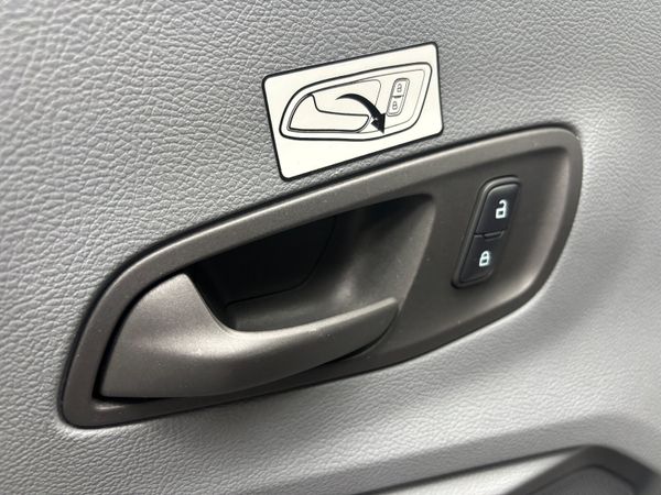 (172) 2017  FORD TRANSIT TREND 2.2 MINIBUS 368146979