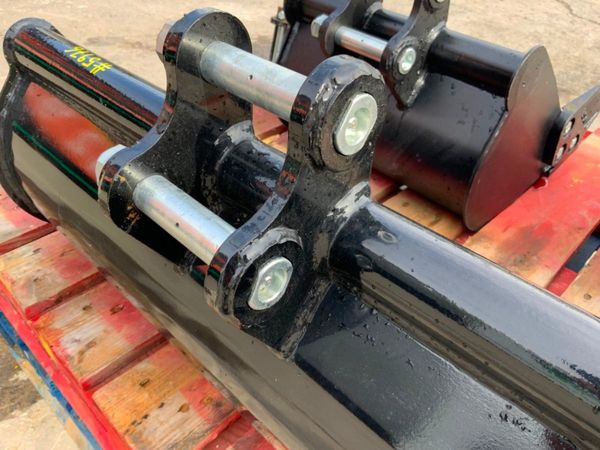 MICRO DIGGER BUCKETS & Q/HITCH.....25mm PINS. 368303947