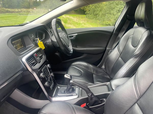 Volvo V40 2018, white , black leather 368397796