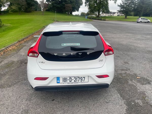 Volvo V40 2018, white , black leather 368397885