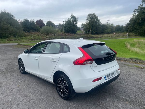Volvo V40 2018, white , black leather 368397895