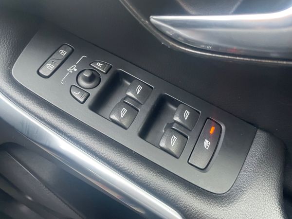 Volvo V40 2018, white , black leather 368397899