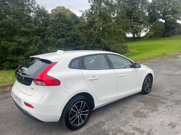 Volvo V40 2018, white , black leather 368397907