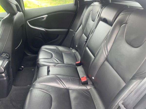 Volvo V40 2018, white , black leather 368397900
