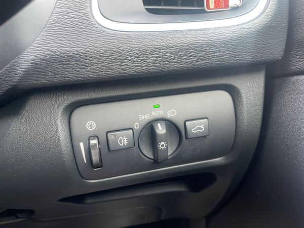 Volvo V40 2018, white , black leather 368397926