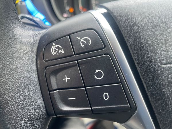 Volvo V40 2018, white , black leather 368397929