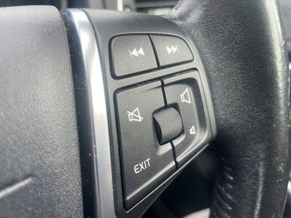 Volvo V40 2018, white , black leather 368397923