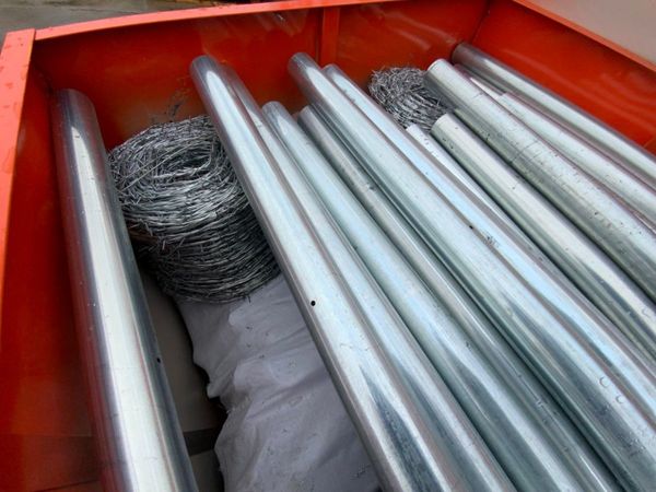 500ft GALVANISED CHAINLINK FENCING & POSTS. 368390954