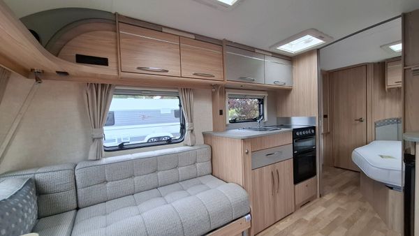 Coachman Vision fixed bed caravan 368441175