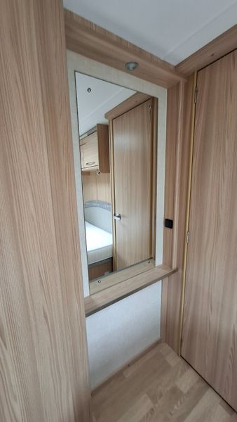 Coachman Vision fixed bed caravan 368441216