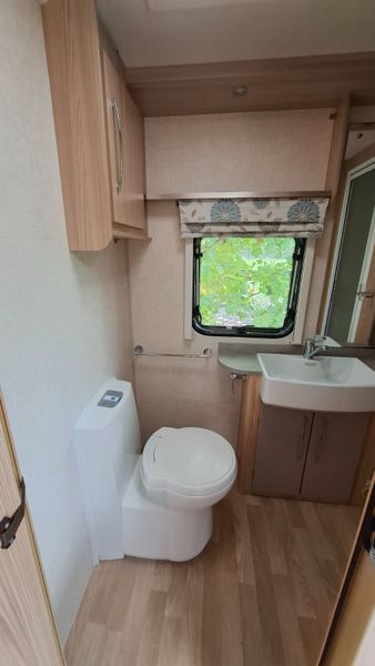 Coachman Vision fixed bed caravan 368441219