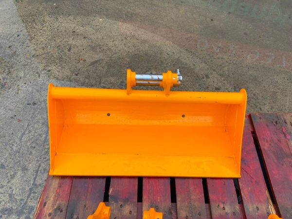 1.5 TONNE MINI DIGGER BUCKET SET....UNUSED. 368659827