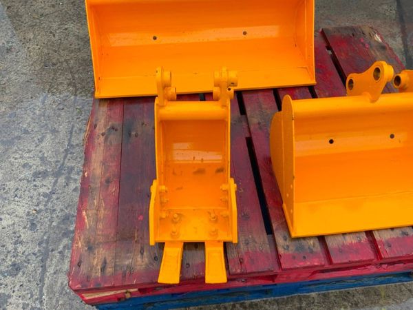 1.5 TONNE MINI DIGGER BUCKET SET....UNUSED. 368659828