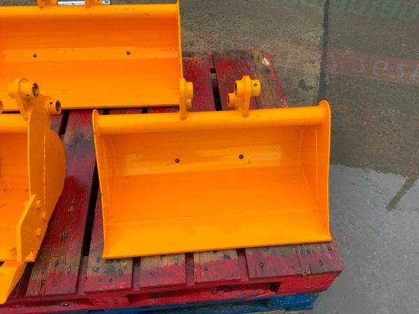 1.5 TONNE MINI DIGGER BUCKET SET....UNUSED. 368659829