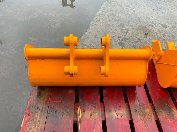 1.5 TONNE MINI DIGGER BUCKET SET....UNUSED. 368659822