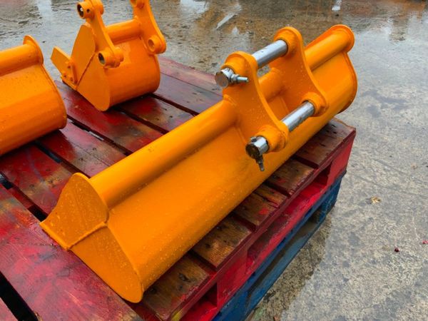 1.5 TONNE MINI DIGGER BUCKET SET....UNUSED. 368659823
