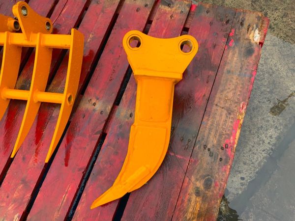 MINI DIGGER  RAKE / RIPPER TOOTH.....30mm PINS. 368660255